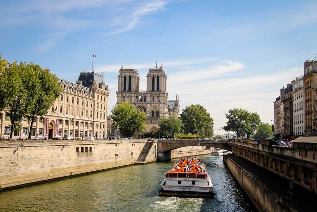 boat on La Seine in Paris