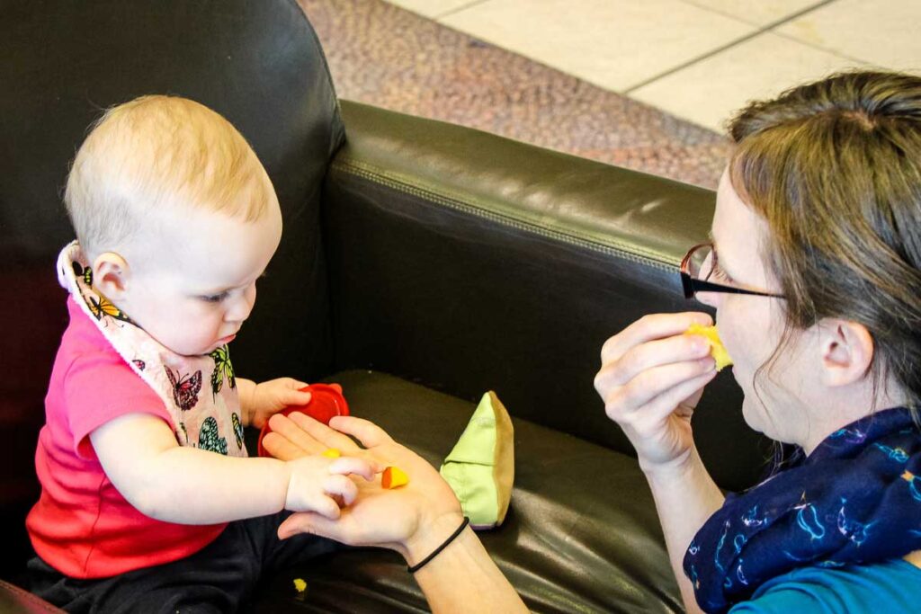 how to feed weaning baby when out