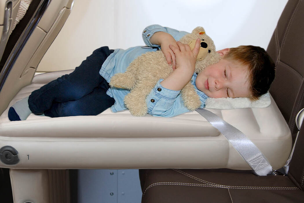 Getting toddlers to sleep on plane with flyaway kids bed