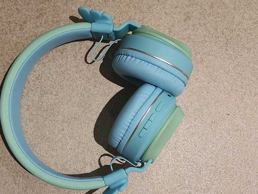 Riwbox BT05 Wireless Toddler Friendly Headphones.