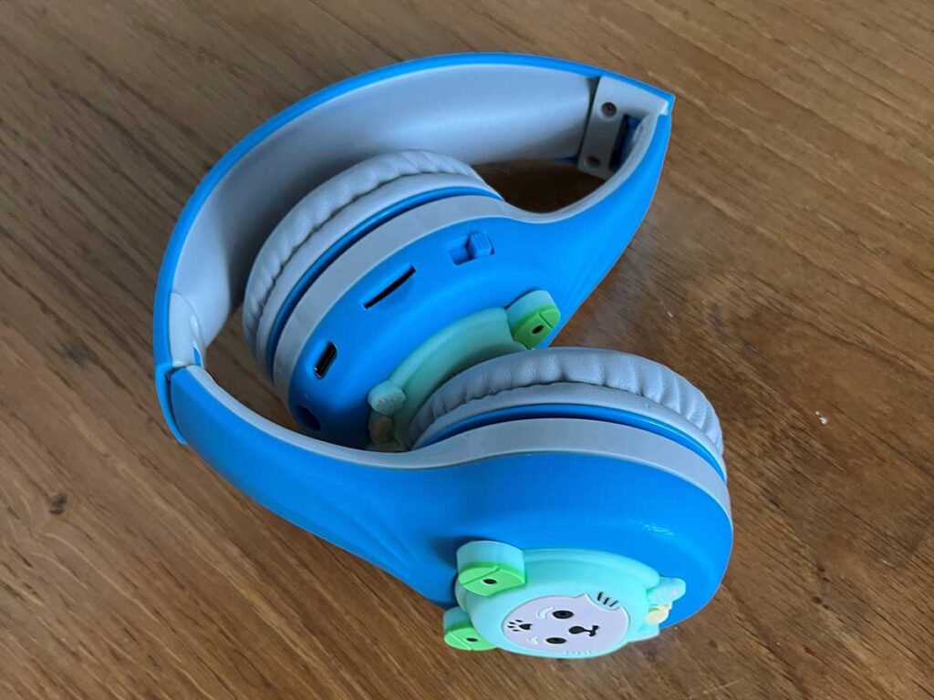 s blue pair of Riwbox Baosilon FB-7S Frog Toddler Headphones for Travel.