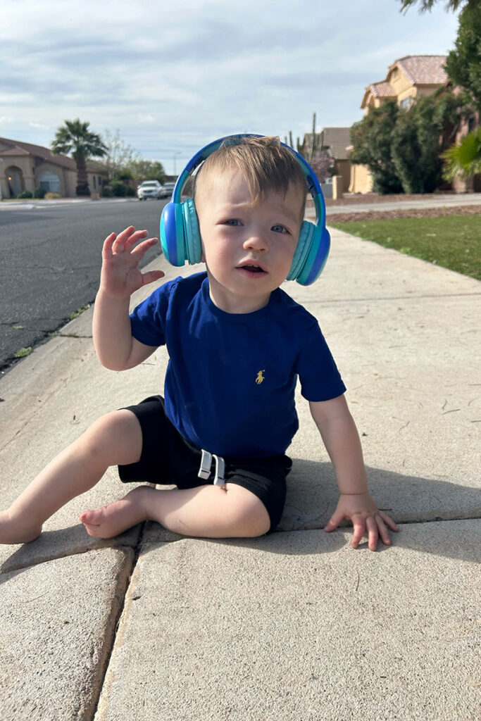 a child listens to gorsun Toddler Bluetooth Headphones.