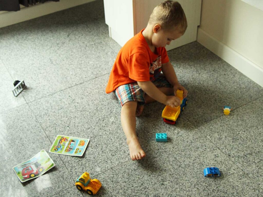 3 year old playing with Duplo on Thailand trip