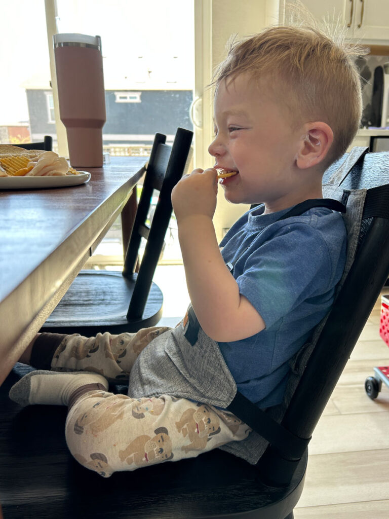 toddler sitting in Liuliuby fabric high chair for travel